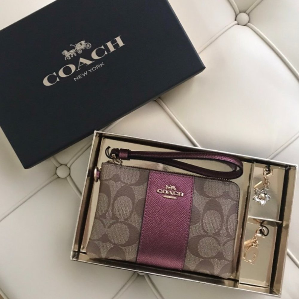 ❌SOLD❌ Coach Signature Wristlet (BNWT)